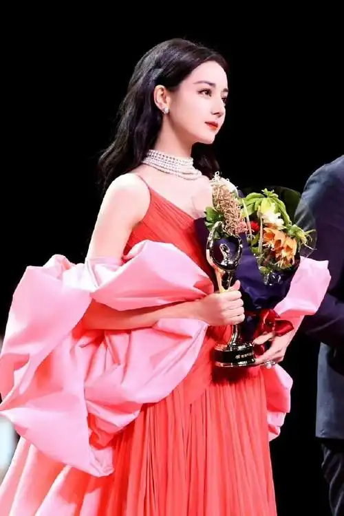 迪丽热巴超话#迪丽热巴#  抽个奖  冲钻9696 再不冲钻二可就没了