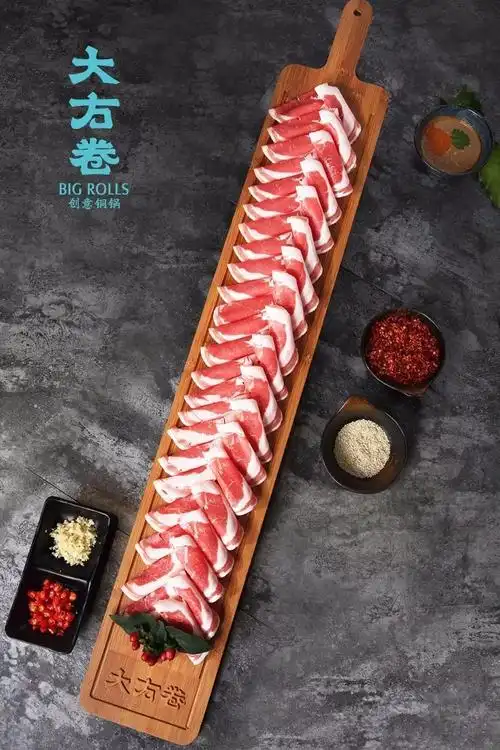 一米长的羊肉卷,不仅分量十足,摆盘也是十分震撼眼球.8.