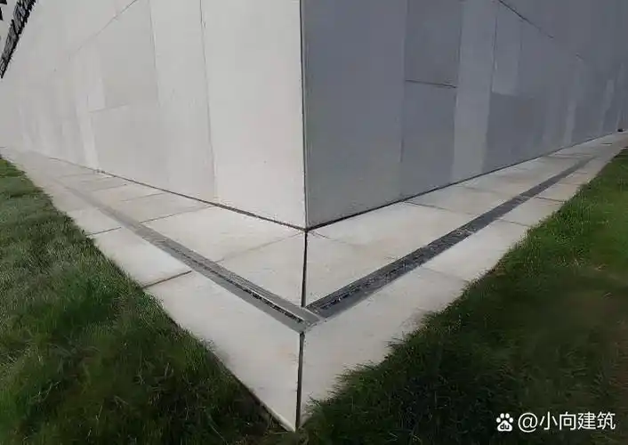 1,散水的宽度是一个重要的参数,一般来说,散水宽度宜为600至1000