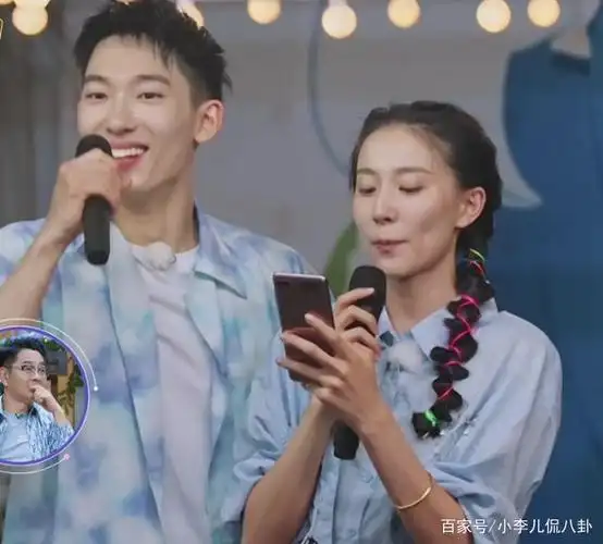 《女儿3》于家翊主动牵手张豆豆,游戏时从背后搂住豆豆,太甜了