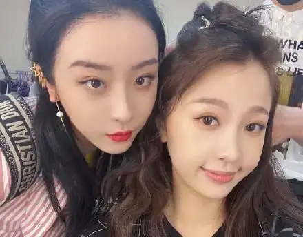 偶遇虞书欣北京三里屯与赵小棠逛街被拍手牵手十分悠闲