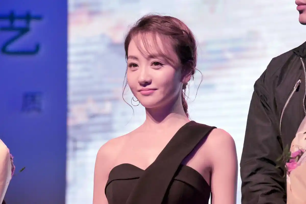 杨蓉《美人为馅》发布会博眼球 小露酥胸有料有颜
