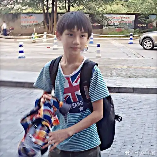 演员养成时#存档一波我们小演员@时代少年团-丁程鑫的幼崽图,是全世界