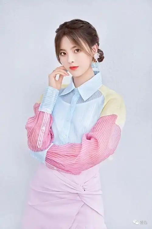 杨超越下车照疯传,实力腿精