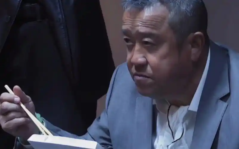 曾志伟经典重现《无间道》吃盒饭名场面