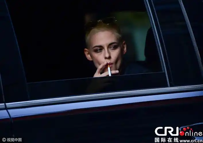 暮光女光头出街攻气十足炫腹吸烟帅炸天