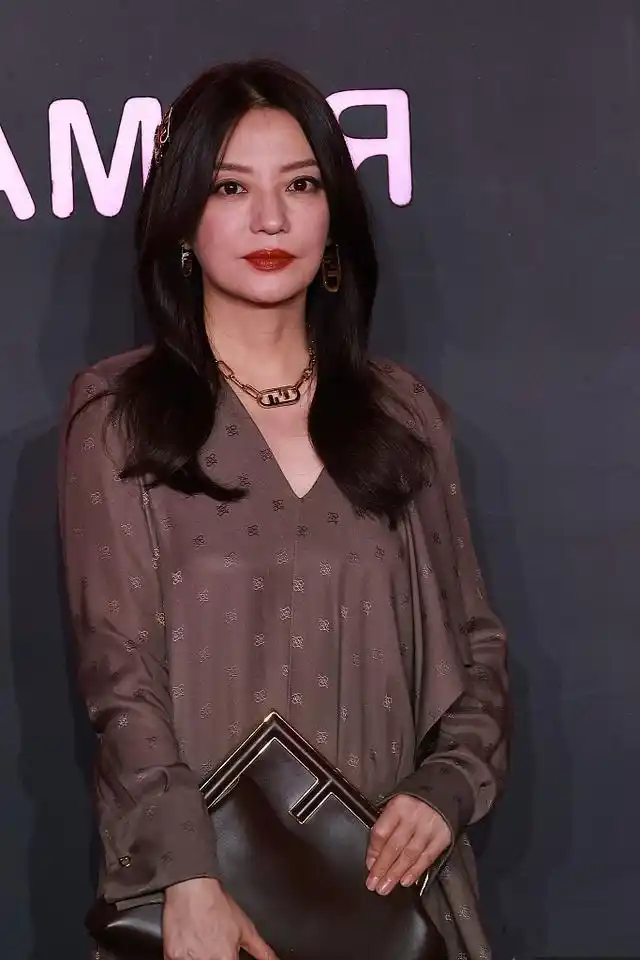 赵薇这生图有点意思,穿真丝裙豪门太太气场足,但看脸却暴露年龄