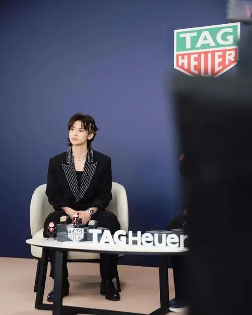 小鬼王琳凯超话#小鬼天使在左恶魔在右造型##小鬼把更多时间花在音乐