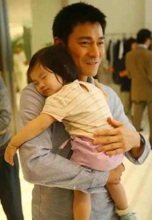 天王女刘向蕙父亲刘德华直说我现在爱女儿比爱老婆多的多