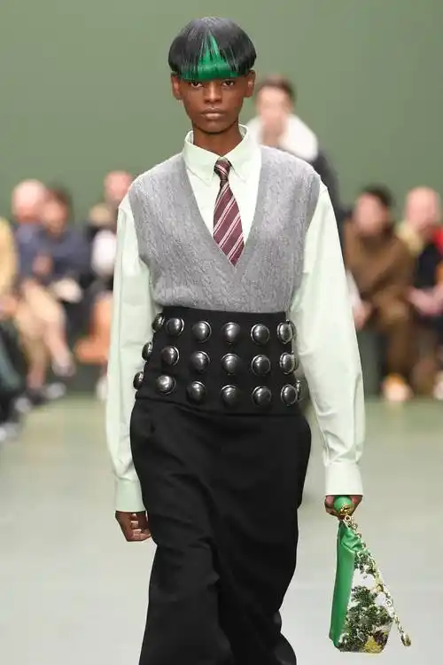 巴黎时装周——罗意威品牌时装秀_腾讯新闻