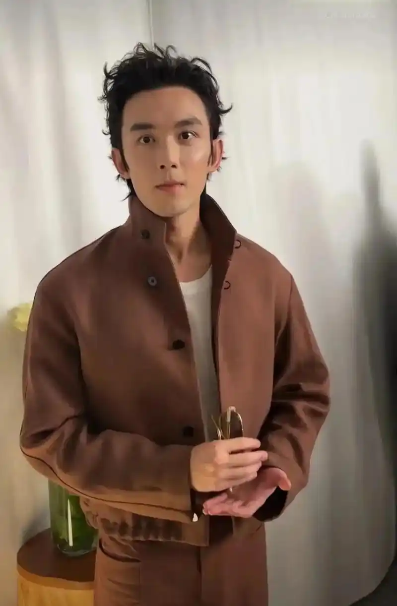 吴磊怎么长这样了?小时候挺可爱的,现在感觉有点潦草了