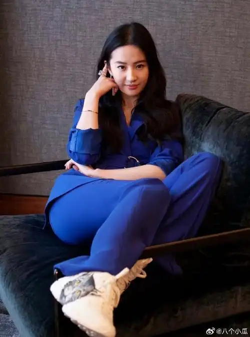 刘亦菲超话蓝色西装的刘亦菲,又美又飒