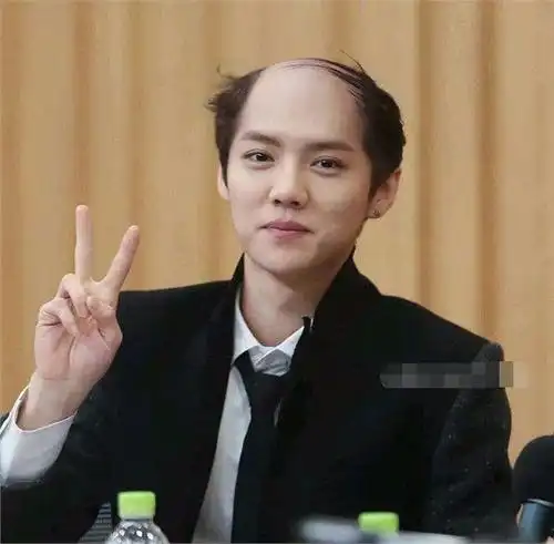 没有头发的鹿晗看起来妥妥的一个老干部啊!