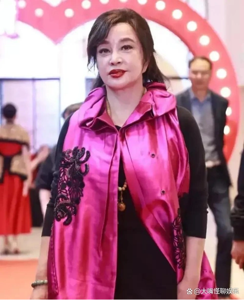 刘晓庆晒公园闲游照,嘴角带笑跷二郎腿好豪爽,被82岁老公宠成宝