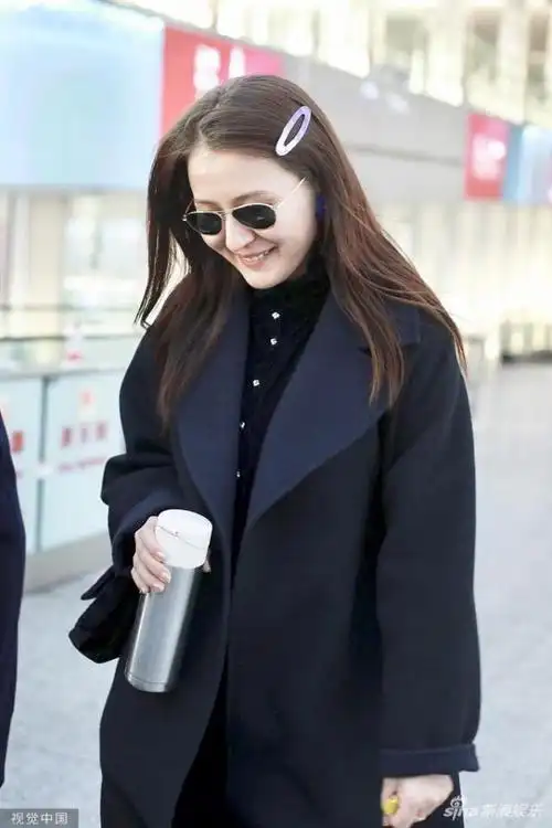 2019年11月26日,北京,热依扎现身机场.