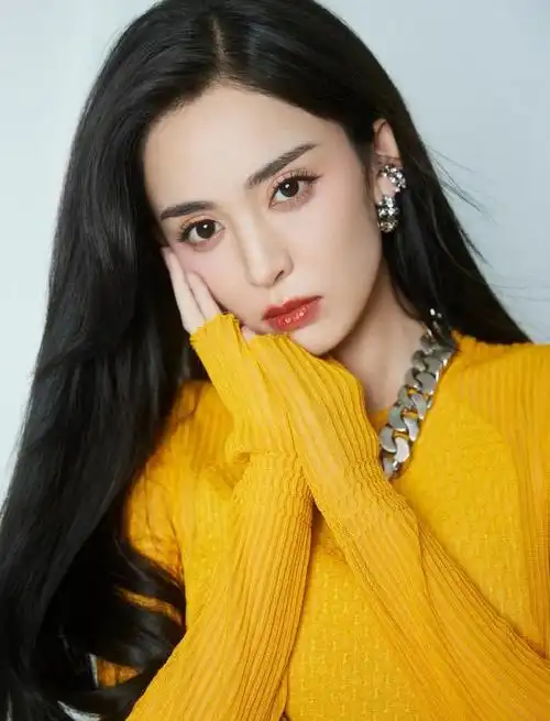 组图:古力娜扎皓月星空写真曝光 长发披肩尽显温柔妩媚