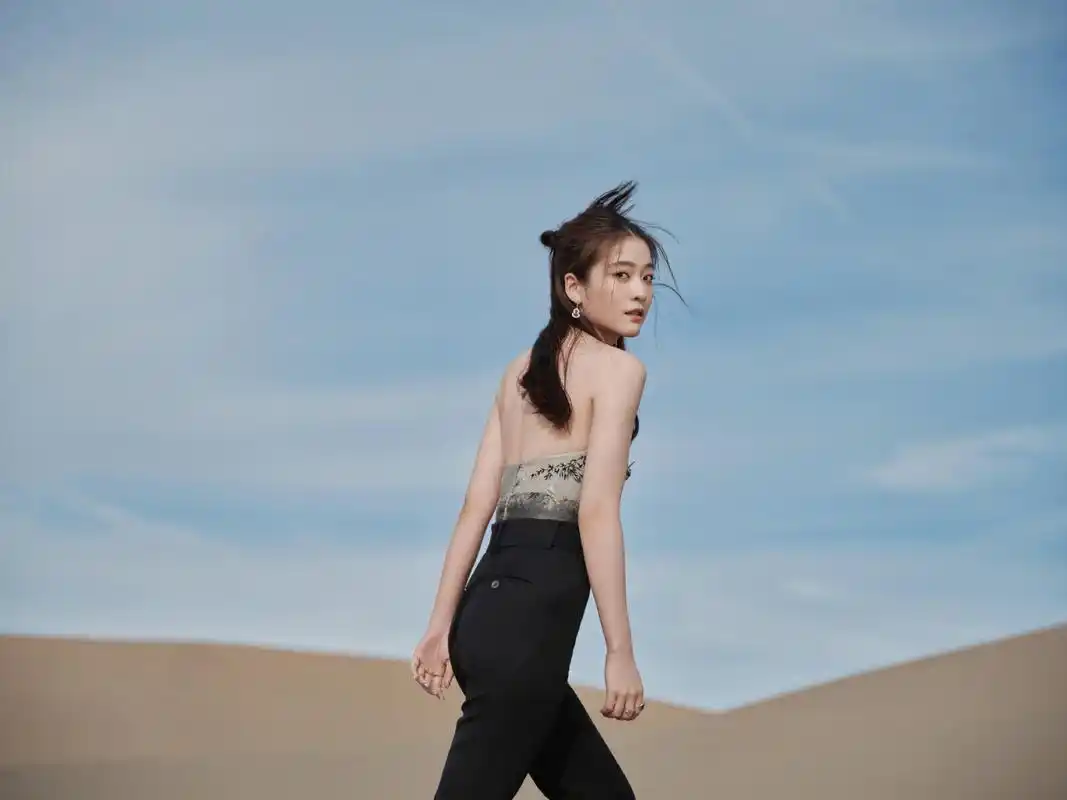 张雪迎抹胸裙沙漠大片