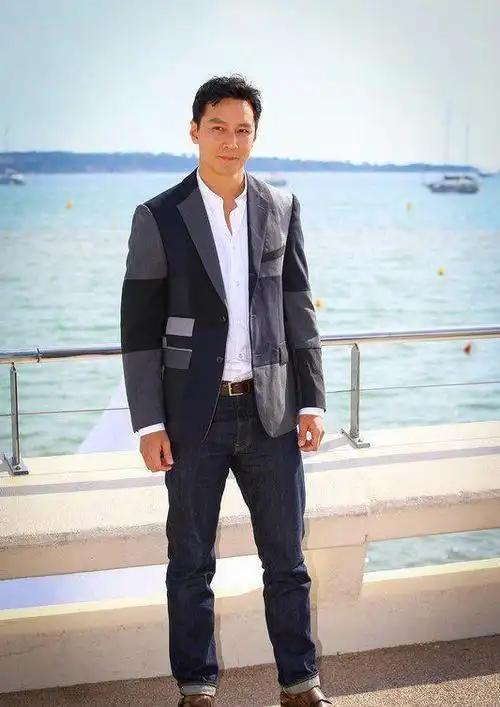 被48岁的吴彦祖帅到了头发油而不腻穿衣简约高级变老也高级