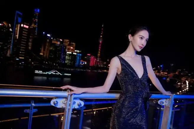 金晨深v黑色镶钻裙##金晨盘发气质