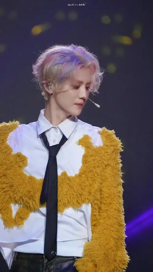 鹿晗彩虹头自拍