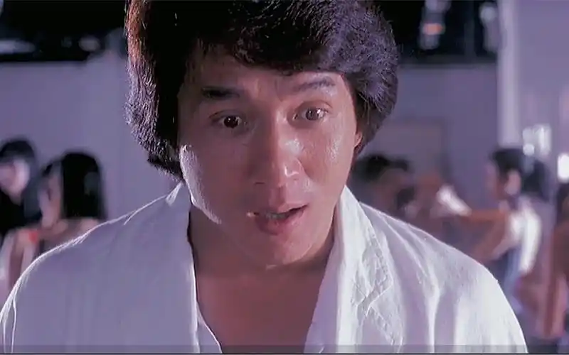 成龙年轻的时候谁还不是一个帅哥