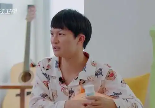 对不起再也不说你整容了周深素颜大曝光明星妆前妆和反差大