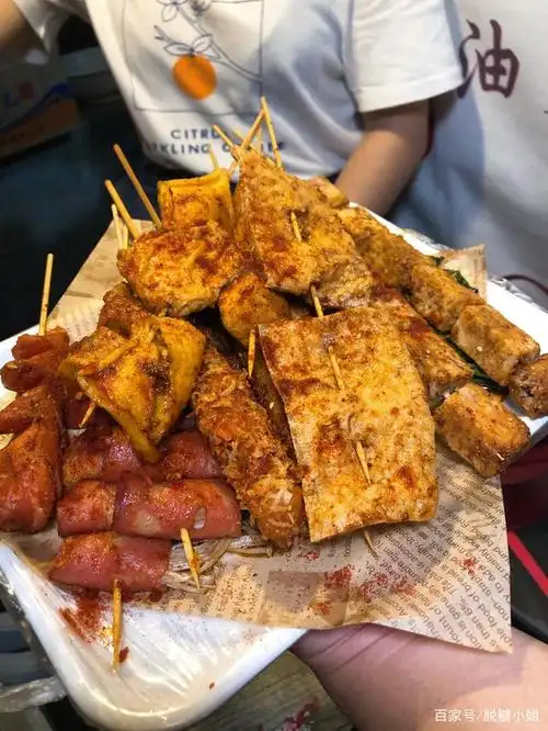 没想到油炸小串也可以如此清新!柳州闹市街头的这小摊你吃过吗?