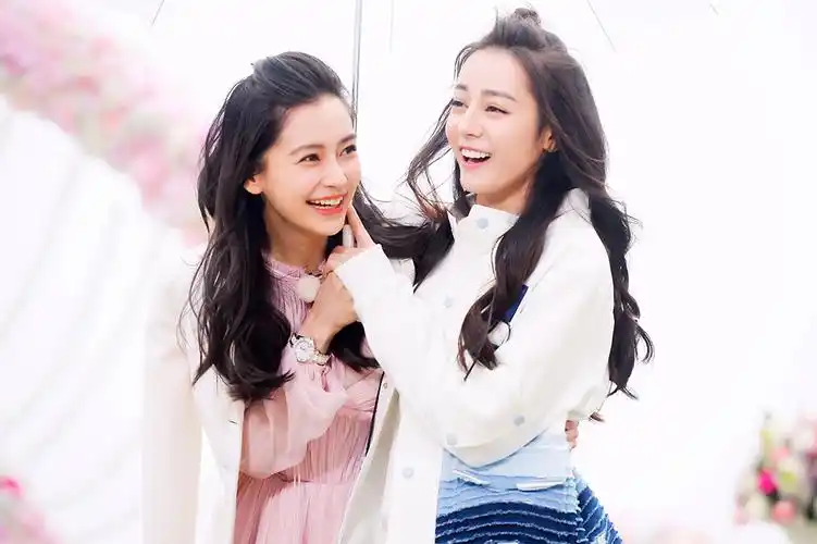 angelababy活力回归与热巴分别组队pk 兄弟团"撕名牌"送惊喜,笑翻网友