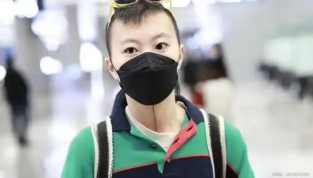 窦靖童把王菲愁死了26岁剪狼尾发型像三毛穿红绿撞色衣太扎眼