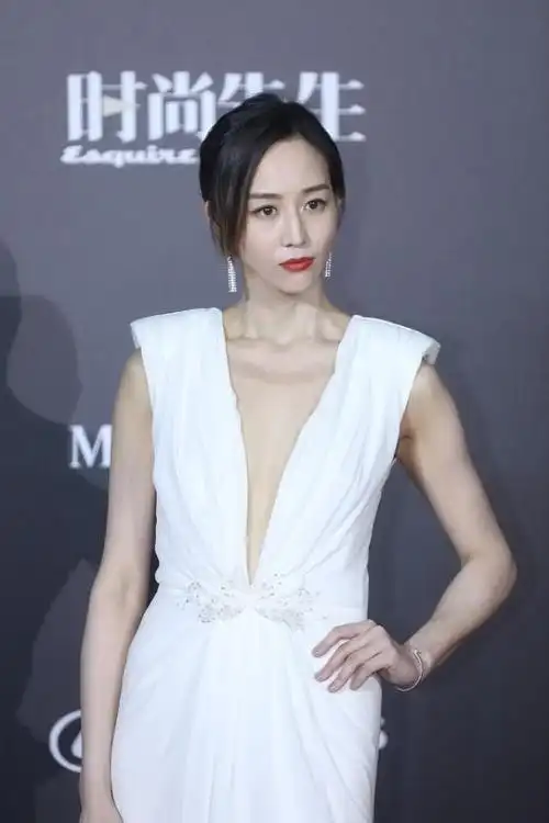 张钧甯身材"没料"也要秀,白色长裙领子都开到胃,看着挺大胆