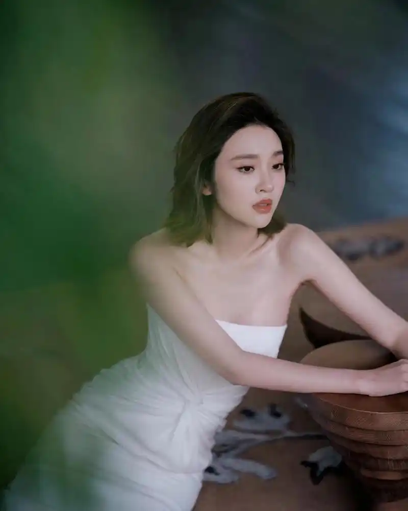 唐艺昕身材颜值都不错,就是没有拍到一部当红作品!