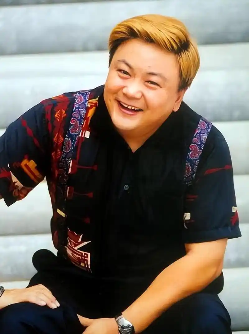 洪剑涛:从校草到喜剧演员,人生如戏的传奇之旅 洪剑涛,这个名字可能对