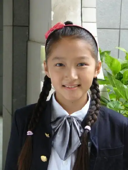 关晓彤变美变时髦素颜参加艺考引路人围观