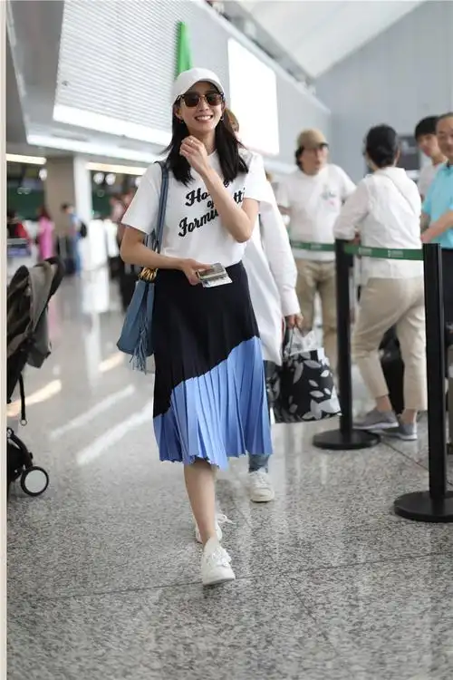 张钧甯现身机场示范夏日穿搭