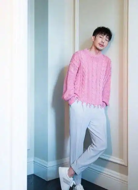 搭配的束脚裤纯色系很简洁,整体穿搭很日常休闲,这么奶萌的白宇谁能不