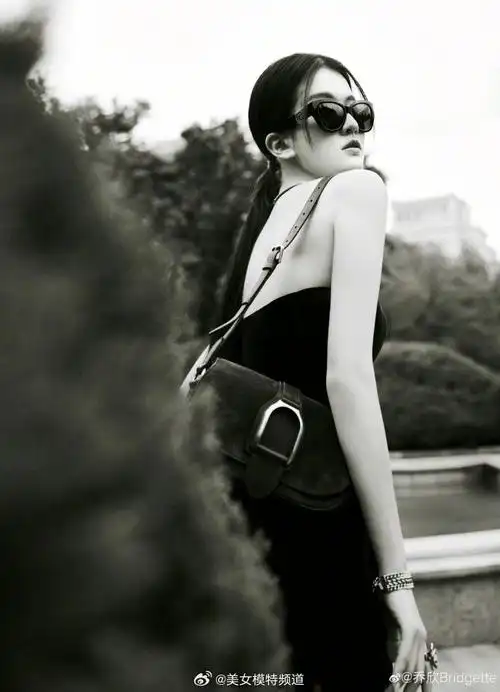 乔欣穿复古红丝绒抹胸长裙写真照曝光