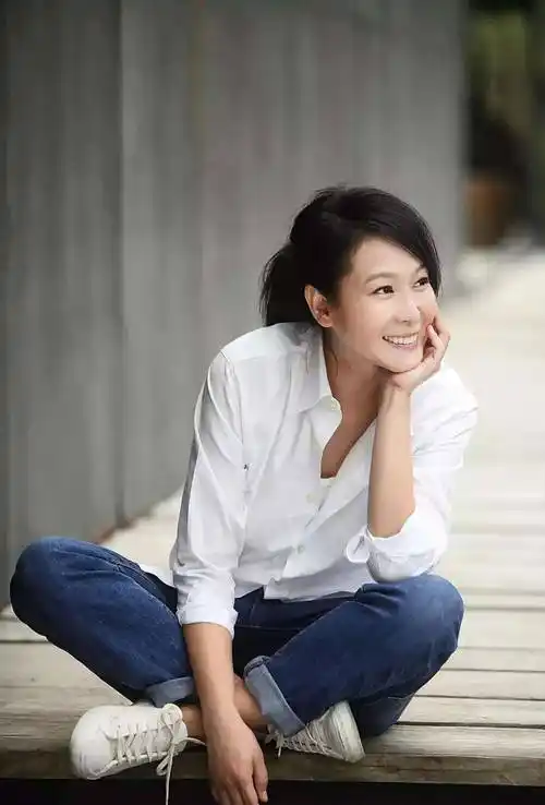 49岁的刘若英活成万人迷,穿着长裙风情万种,变回结婚狂_黑色_女性