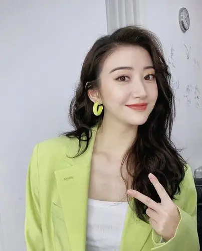 景甜穿淡绿西装拍美照 披大波浪对镜比耶可爱优雅