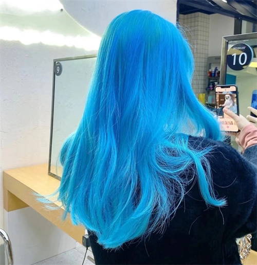 染了不会后悔的发色 显白冰蓝色绝绝子_2023年流行发型 - 美发站