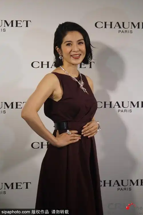 43岁杨采妮产后首次亮相明显发福说起宝宝幸福满满