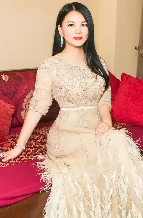 李湘真是大号水蜜桃穿紧身裙展现凹凸好身材大秀腰臀比