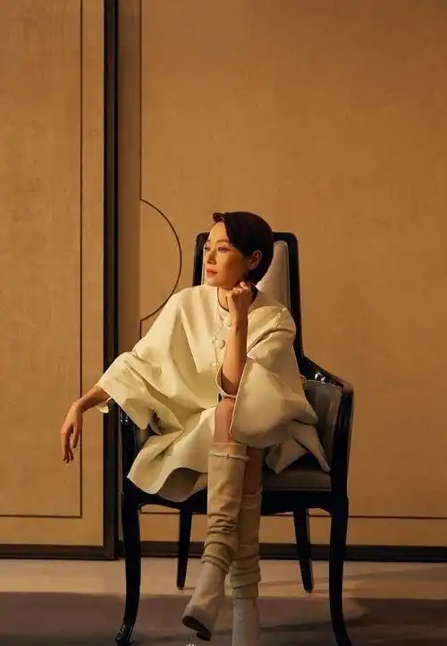 马伊琍穿薄纱裙拍照纤细柳叶腰成画面焦点越来越性感