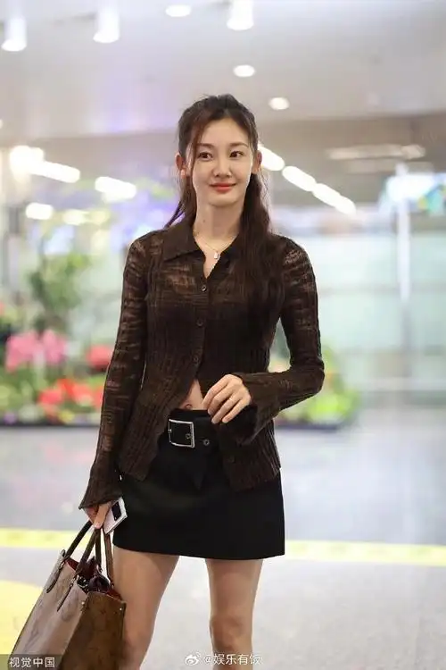 苗苗的身材真的特别好纤细有致话说上海现在的天气不冷吗