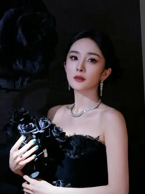 杨幂穿黑白拼色礼服秒变女王 优雅又迷人