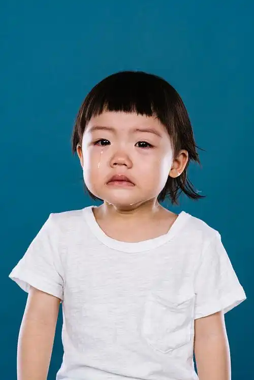 哭泣的小女孩