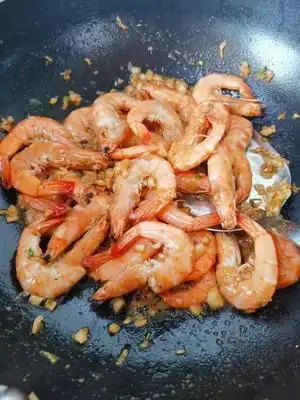 蒜蓉炒大虾的做法 步骤5