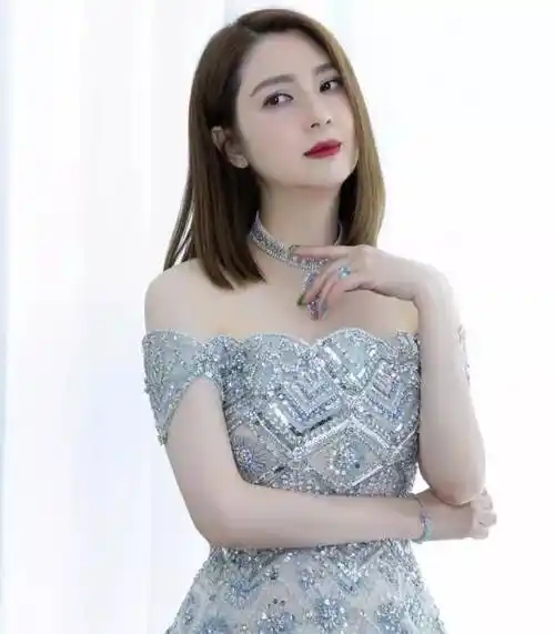 51岁洪欣晒穿婚纱礼服,称穿上就好想结婚,被网友吐槽恋爱脑_张丹峰