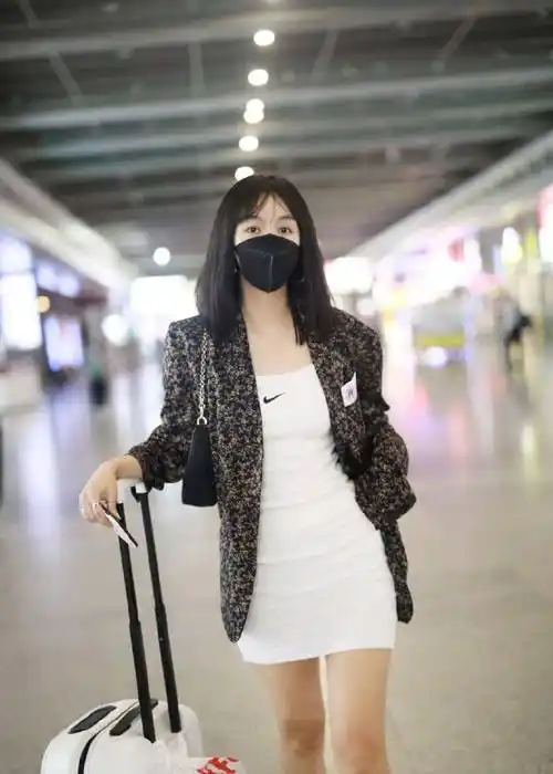 看了李菲儿的机场照终于明白时尚并不是穿得越少越迷人