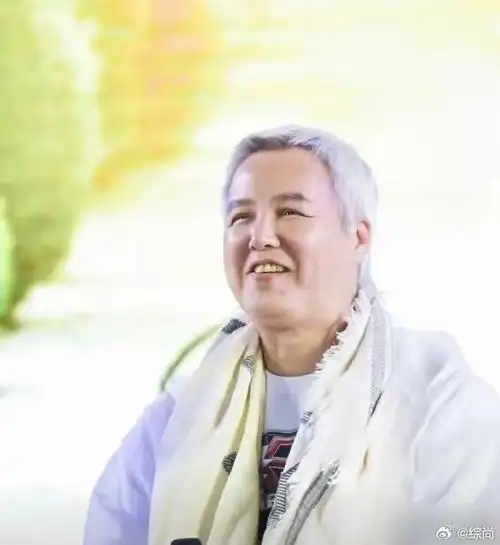 琼瑶剧的男主角,年轻时的林瑞阳,高大帅气,颜值自然不在话下,看上去痞