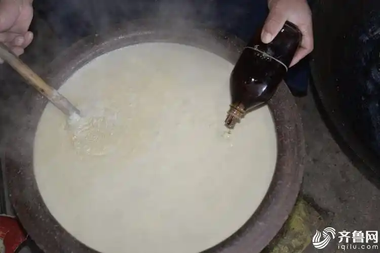 初冬豆花飘香 探访聊城传统卤水点豆腐